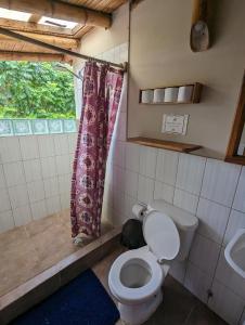 Bilik mandi di La Casa Hostel