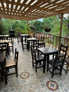 Un grupo de mesas y sillas en un patio. en Villa San Martín, en Sopetrán