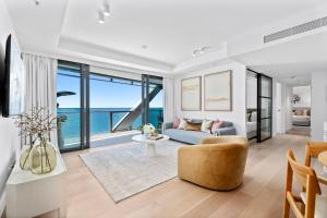 黄金海岸Jewel Beachfront Residences的可以看到海景的客厅