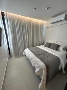 une chambre avec un grand lit et une fenêtre dans l'établissement Porto Alto Resort - Porto de Galinhas, à Porto de Galinhas