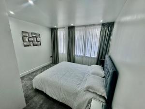 Giường trong phòng chung tại Luxury 2 BED Entire Apartment-Near Tube & Shopping centre