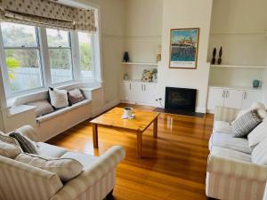 een woonkamer met twee banken en een salontafel bij Saltwater Bungalow - WiFi in Robe