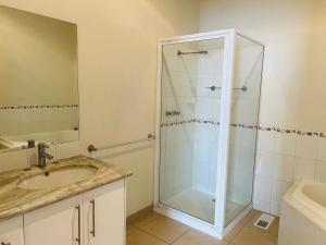 een badkamer met douche en wastafel bij Saltwater Bungalow - WiFi in Robe