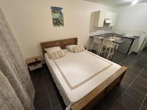 Postel nebo postele na pokoji v ubytování Votre Havre de Paix à Sainte-Marie Studio Calme et Verdoyant à Louer