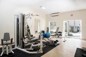 una palestra con macchinari per il cardio-fitness in una stanza di Hidden Haven I - Studio for 4 Near Beach a Turtle Cove