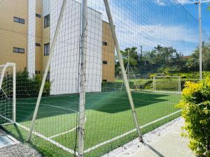a net on a tennis court in front of a building at Vacaciones en el Eje Cafetero Parque del Cafe Piscina Aire A 103G in La Tebaida