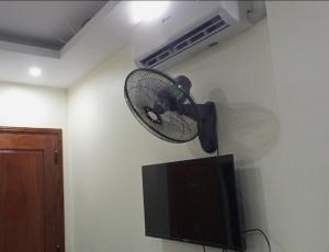 TV a/nebo společenská místnost v ubytování Kiên Bin Đồng Văn Hotel