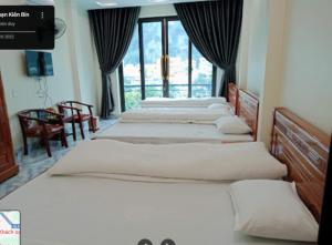 Postel nebo postele na pokoji v ubytování Kiên Bin Đồng Văn Hotel