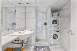 een badkamer met wastafel en wasmachine bij Penthouse With The Best Views! in Barcelona +34 foto's