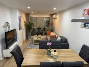 Televisyen dan/atau pusat hiburan di Stunning 3 bd 2 bth city apt Pool and Carpark