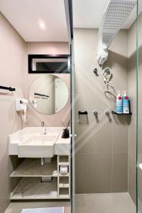 a bathroom with a sink and a shower at Zainalofts7 Vila Madalena -AC e 500m metrô 2002 EC in Sao Paulo