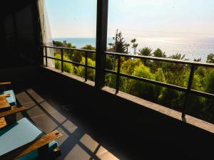 un balcone con vista sull'oceano di Endless Horizon - Sunset Jaccuzi Sea View a Jbeil