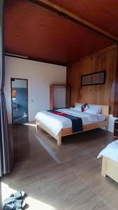 a bedroom with a large bed in a room at Mù Cang Chải Dream House in Mù Cang Chải
