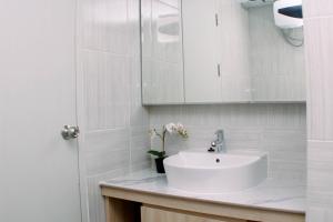 Koupelna v ubytování Modern Look and Restful Studio at 32th Floor Vasanta Innopark Apartment By Travelio + 11 fotografií