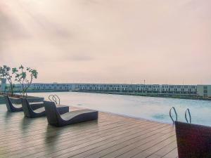 Bazén v ubytování Modern Look and Restful Studio at 32th Floor Vasanta Innopark Apartment By Travelio nebo v jeho okolí