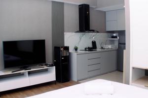 Kuchyň nebo kuchyňský kout v ubytování Modern Look and Restful Studio at 32th Floor Vasanta Innopark Apartment By Travelio