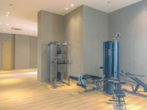 Fitness centrum a/nebo fitness zařízení v ubytování Modern Look and Restful Studio at 32th Floor Vasanta Innopark Apartment By Travelio