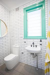 Um banheiro em Coogee Beach House