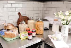 A cozinha ou cozinha compacta de Coogee Beach House
