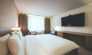 Wonju City Hotel HYEOKSIN的电视和/或娱乐中心