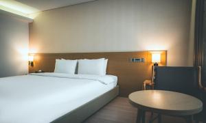 Wonju City Hotel HYEOKSIN客房内的一张或多张床位