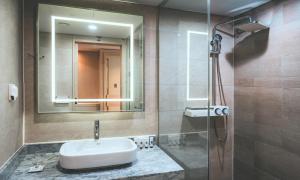 Wonju City Hotel HYEOKSIN的一间浴室