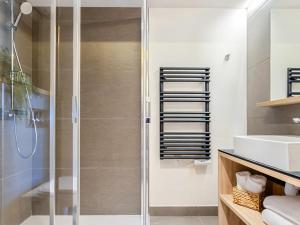 Koupelna v ubytování Appartement 4 pièces avec spa et parking - 8 pers. - FR-1-810-12 + 6 fotografií