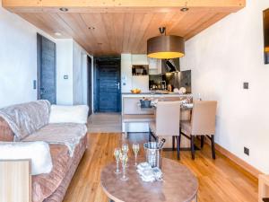 Kuchyň nebo kuchyňský kout v ubytování Appartement 3 pièces avec Spa et Parking aux Saisies - FR-1-810-7