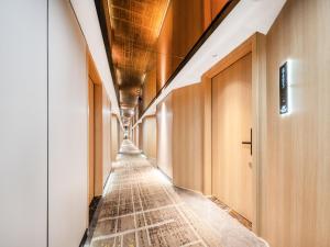 an empty corridor in an office building with wooden walls and ceilings at Yiwu Yunjing Hotel in Yiwu