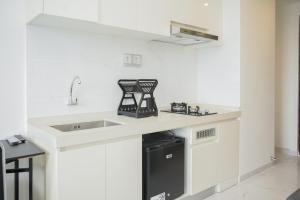 Kuchyň nebo kuchyňský kout v ubytování Cozy and Nice Studio at Sky House BSD Apartment By Travelio