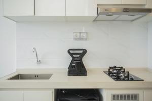 Kuchyň nebo kuchyňský kout v ubytování Cozy and Nice Studio at Sky House BSD Apartment By Travelio