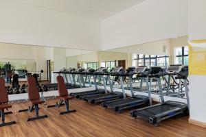 Fitness centrum a/nebo fitness zařízení v ubytování Cozy and Nice Studio at Sky House BSD Apartment By Travelio