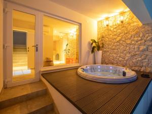 un bagno con una grande vasca su un bancone di Villa Simpleza - Six Bedroom Villa with Private Pool and Jacuzzi a Klek Altre 37 foto