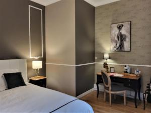 Postel nebo postele na pokoji v ubytování Chambres d'hôtes de charme au Château avec jardin et petit-déjeuner inclus - FR-1-591-689