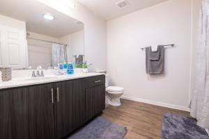 Luxury Venice Getaway - Full Two Bedroom Apartment with Balcony - Pool & Gym