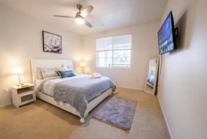 Luxury Venice Getaway - Full Two Bedroom Apartment with Balcony - Pool & Gym