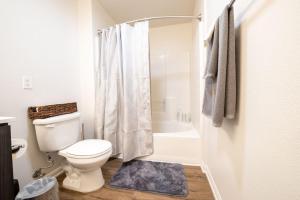 Luxury Venice Getaway - Full Two Bedroom Apartment with Balcony - Pool & Gym