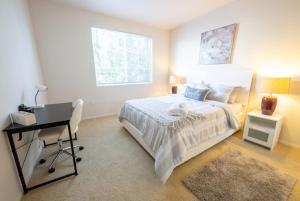 Luxury Venice Getaway - Full Two Bedroom Apartment with Balcony - Pool & Gym