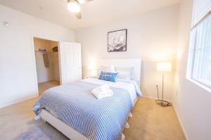 Luxury Venice Getaway - Full Two Bedroom Apartment with Balcony - Pool & Gym