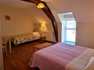 una camera d'albergo con due letti e una finestra di Ferme rénovée au calme - 4 chambres, petit-déjeuner inclu - FR-1-590-450 a Cravant