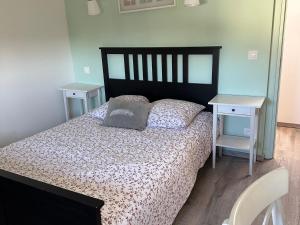 ein Schlafzimmer mit einem Bett und zwei Nachttischen in der Unterkunft Chambres d'hôtes proche Valençay avec petit déjeuner inclus et parking - FR-1-591-698 in Fontguenand