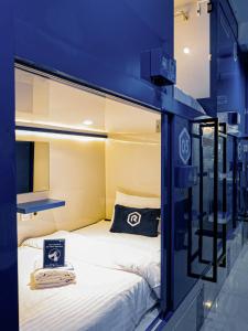 Postel nebo postele na pokoji v ubytování Rosalyne Sleepbox Tugu Kranggan + 23 fotografií
