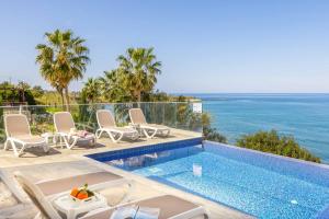 Bazén v ubytování Pomos Seashore villa nebo v jeho okolí