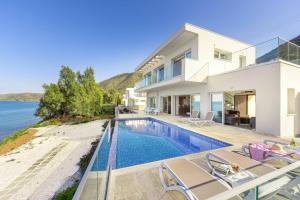 Bazén v ubytování Pomos Seashore villa nebo v jeho okolí
