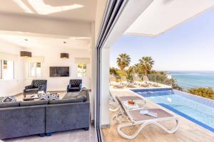 Bazén v ubytování Pomos Seashore villa nebo v jeho okolí