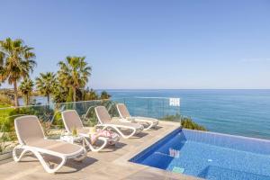 Bazén v ubytování Pomos Seashore villa nebo v jeho okolí