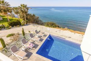 Bazén v ubytování Pomos Seashore villa nebo v jeho okolí