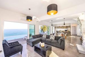 Posezení v ubytování Pomos Seashore villa