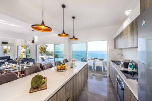 Kuchyň nebo kuchyňský kout v ubytování Pomos Seashore villa