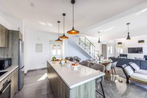 Kuchyň nebo kuchyňský kout v ubytování Pomos Seashore villa